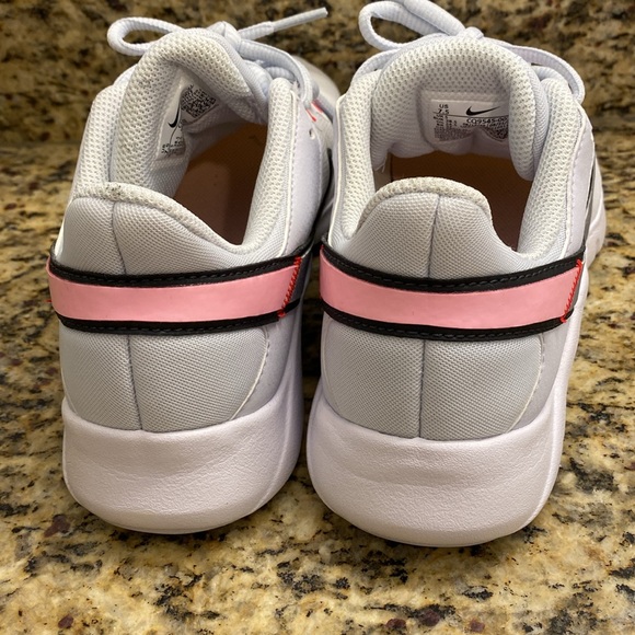 Nike gym shoes size 7.5 - Picture 5 of 7